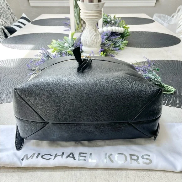 Michael Kors Backpack 🖤 - Picture 7 of 9